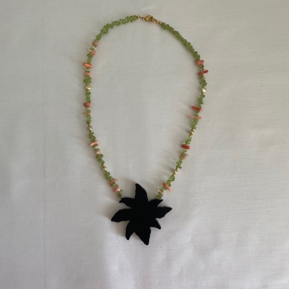 Lee Sands Hibiscus Flower Peridot Beaded Mother of Pearl Lucite Backed Necklace - Picture 5 of 6